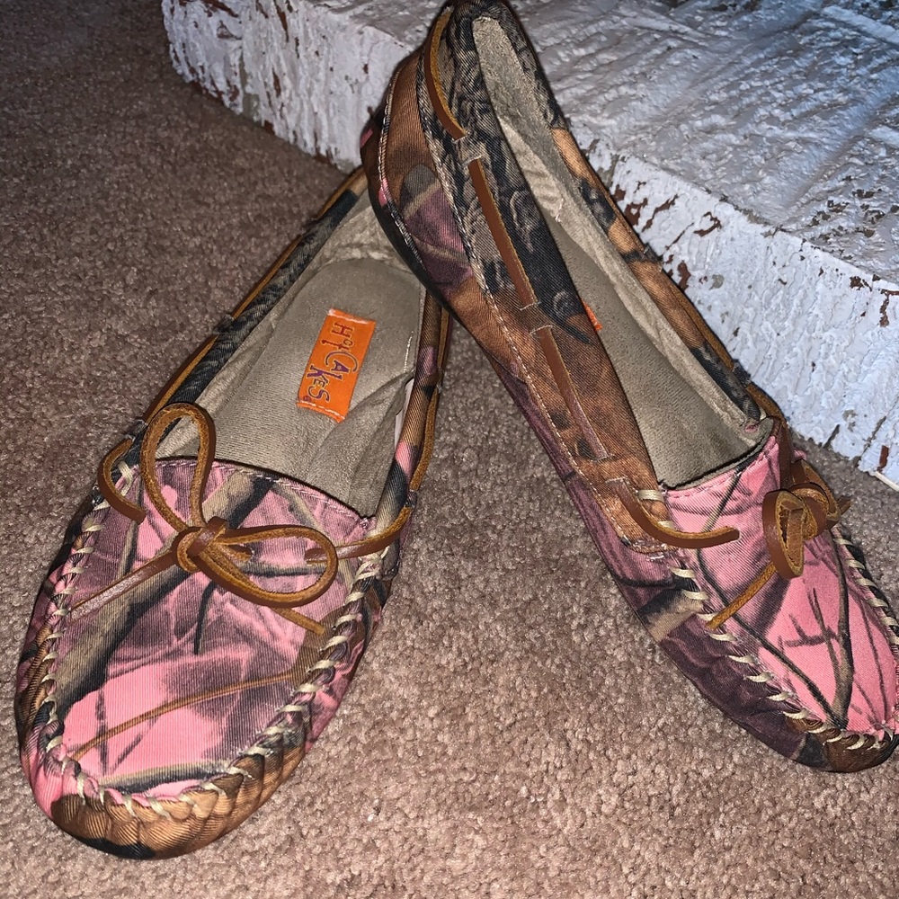 Like new!! Hotcakes pink camo moccasins! Size 9